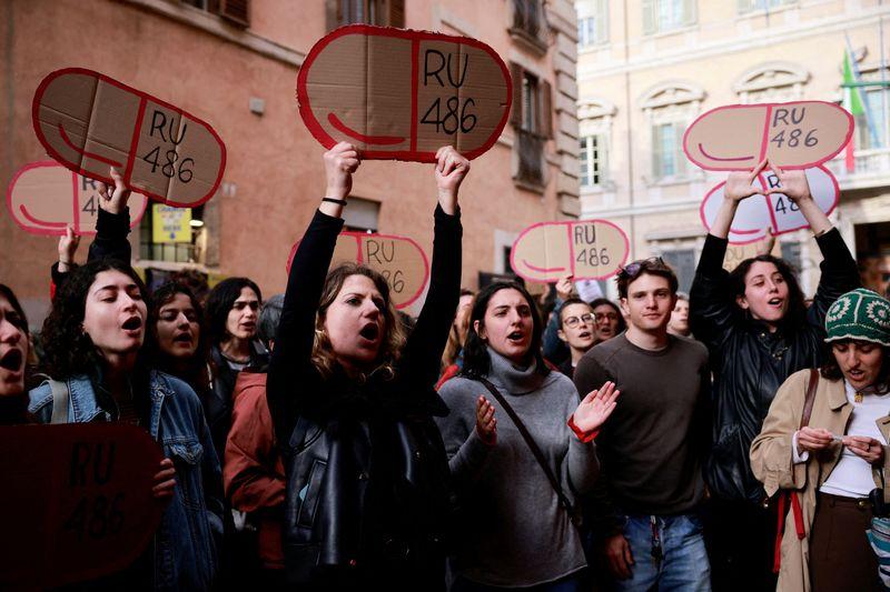 Italy passes contested plan to ‘support motherhood’ in abortion clinics